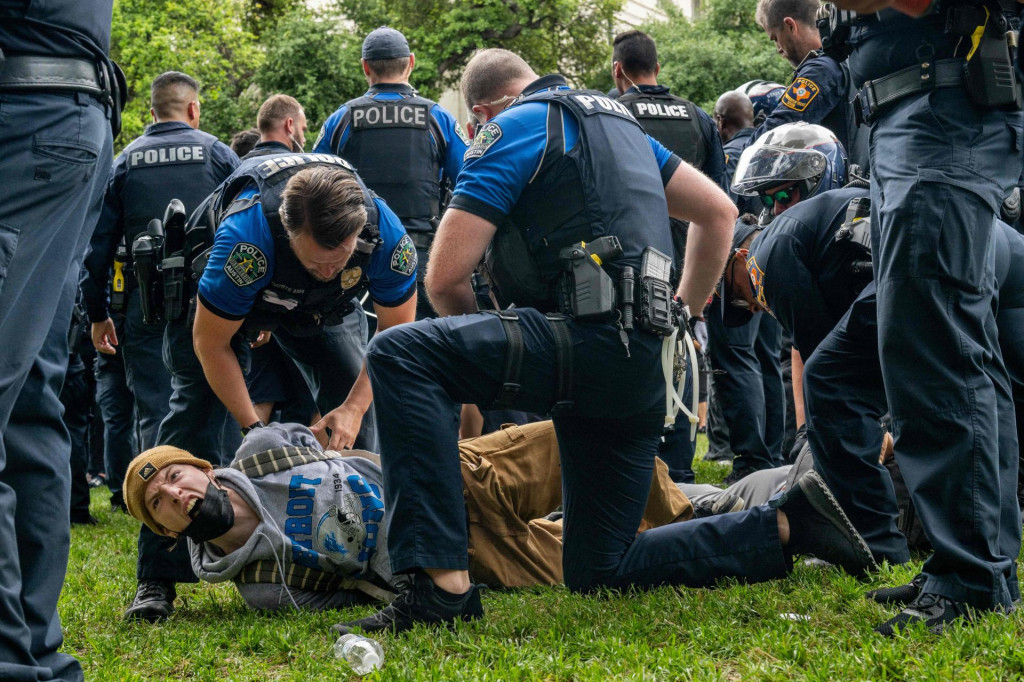 &lt;p&gt;Policija hapsi studenta tijekom propalestinskih demonstracija na Sveučilištu Texas u Austinu &lt;/p&gt;