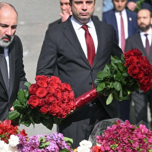 &lt;p&gt;Armenski premijer Nikol Pašinjan (lijevo) polaže buket cvijeća na spomenik koji obiliježava genocid nad Armencima koji su počili vojnici Osmanskog carstva tijekom Prvog svjetskog rata&lt;/p&gt;