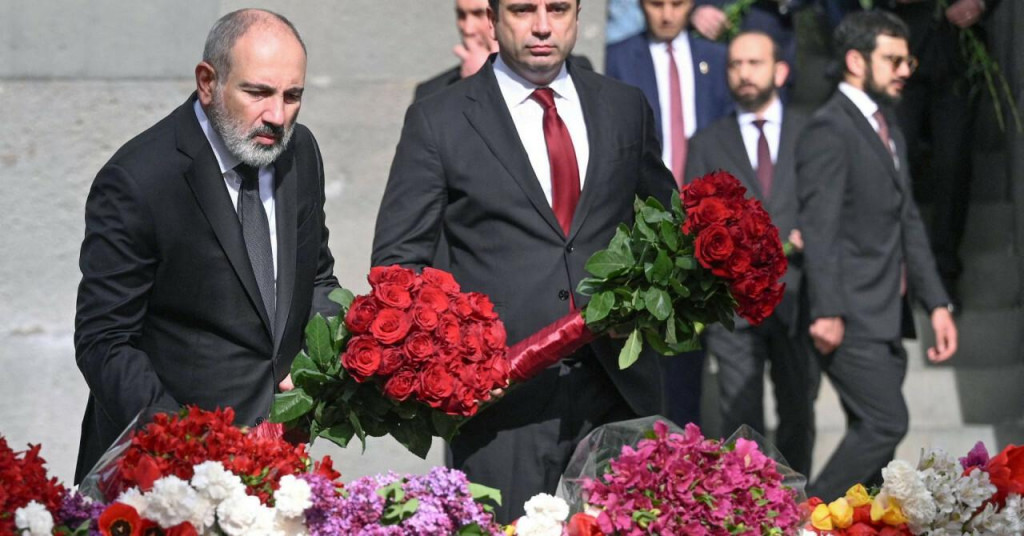 &lt;p&gt;Armenski premijer Nikol Pašinjan (lijevo) polaže buket cvijeća na spomenik koji obiliježava genocid nad Armencima koji su počili vojnici Osmanskog carstva tijekom Prvog svjetskog rata&lt;/p&gt;