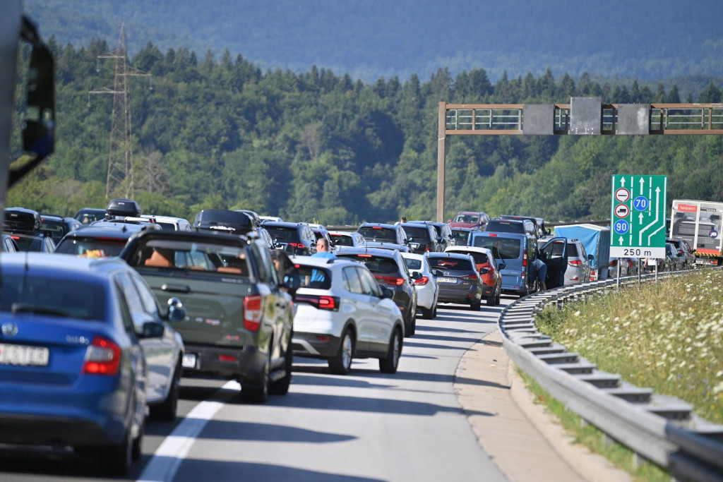 &lt;p&gt;Modrus,030823.&lt;br&gt;
Zbog pozara na vozilu prekinut je promet na autocesti A1 Zagreb-Ploce-Karamatici izmedju cvorova Ogulin i Brinje u smjeru Dubrovnika.&lt;br&gt;
