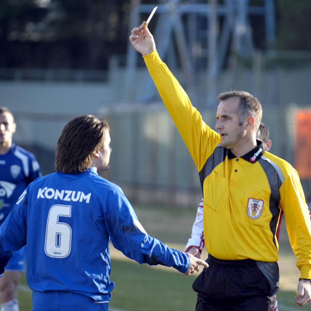 &lt;p&gt;Sudac Alojzije Šupraha na utakmici Šibenika protiv Cibalije, 1. prosinca 2007.&lt;/p&gt;