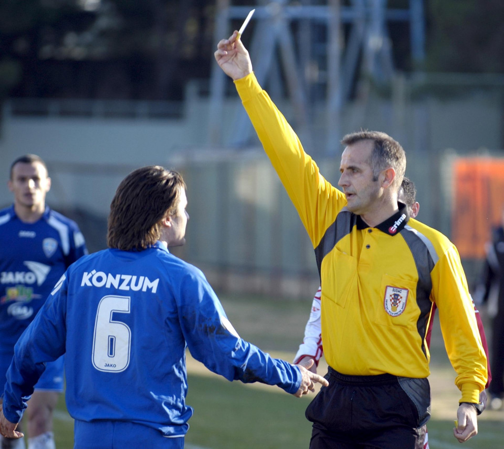 &lt;p&gt;Sudac Alojzije Šupraha na utakmici Šibenika protiv Cibalije, 1. prosinca 2007.&lt;/p&gt;