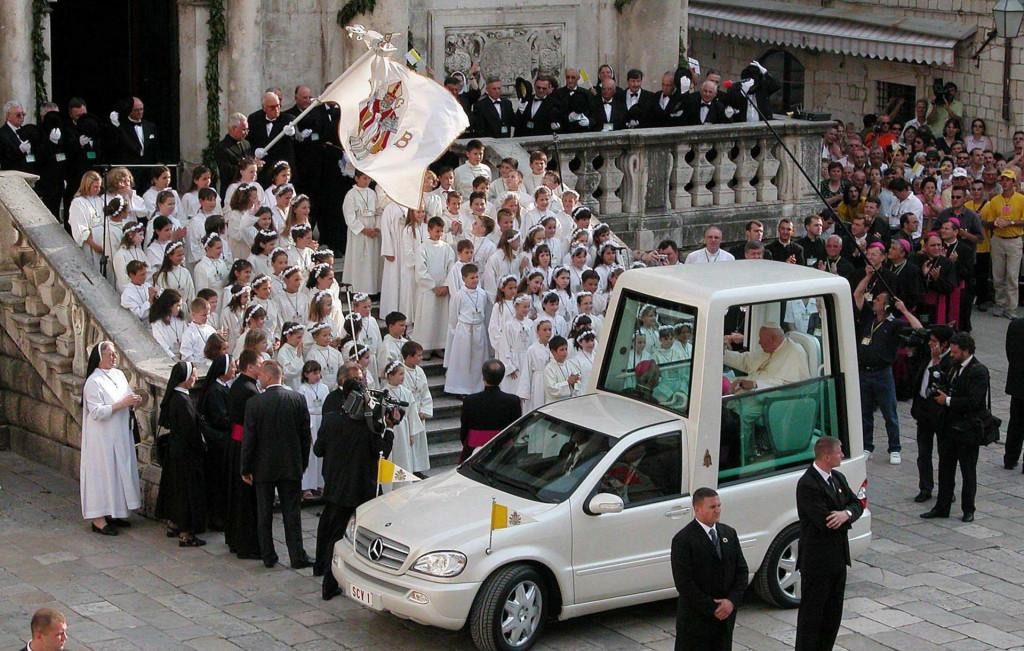 &lt;p&gt;Papa Ivan Pavao II. u Dubrovniku, ispred crkve Svetog Vlaha, 6. lipnja 2003. godine&lt;/p&gt;