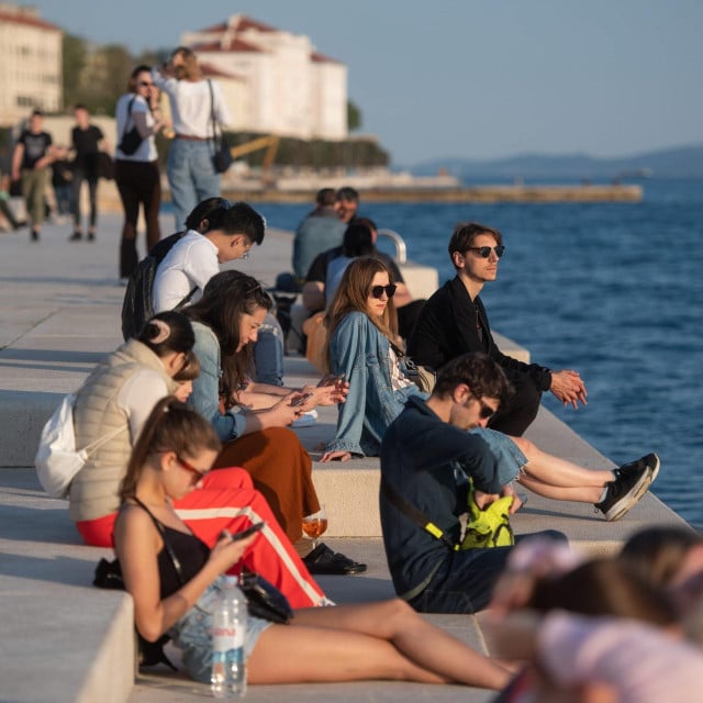 &lt;p&gt;Zadar, 030522.&lt;br&gt;
Turisti i gradjani uzivaju u ugodnoj atmosferi na zadarskoj rivi kod Pozdrava Suncu.&lt;br&gt;