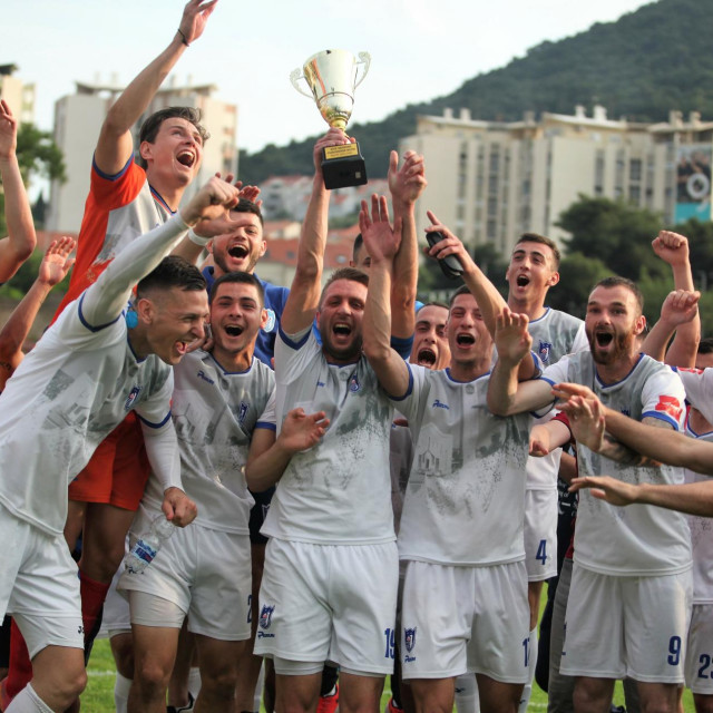 &lt;p&gt;Tko će naslijediti Jadran Luka Ploče na tronu? - pločanski sastav slavi osvajanje Županijskog kupa u sezoni 2022./23.&lt;/p&gt;