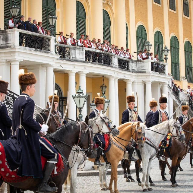 &lt;p&gt;Prošlogodišnji nastup u Schönbrunnu bio je prvi ulazak uniformirane konjičke postrojbe u taj povijesni kompleks&lt;/p&gt;