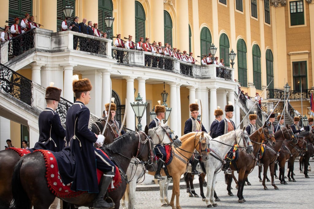 &lt;p&gt;Prošlogodišnji nastup u Schönbrunnu bio je prvi ulazak uniformirane konjičke postrojbe u taj povijesni kompleks&lt;/p&gt;