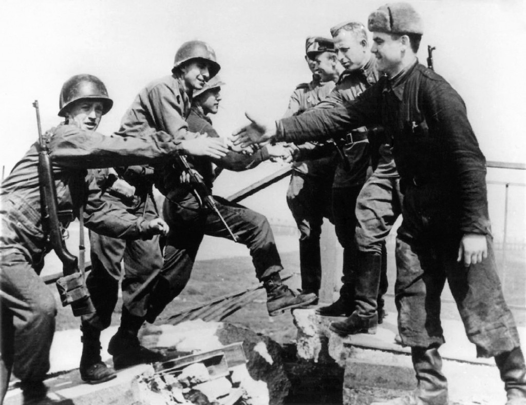 &lt;p&gt;Susret u Torgauu, 24. travnja 1945.: Američki i ruski vojnici rukuju se na ruševinama mosta preko rijeke Labe&lt;/p&gt;