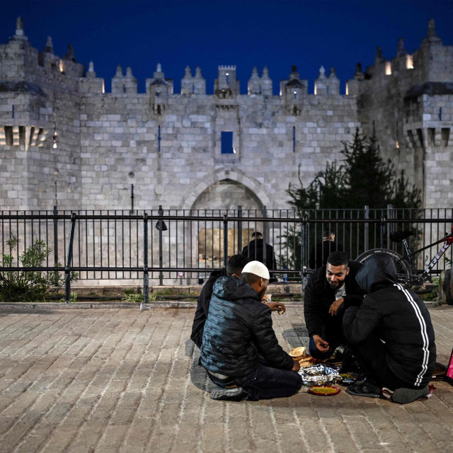 &lt;p&gt;Pogleda na zidine starog grada Jeruzalema, i Palestince koji počinju večernji objed tijekom Ramazana&lt;/p&gt;