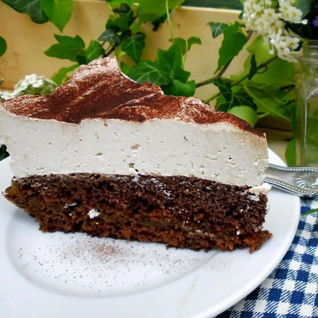 &lt;p&gt;Torta od čokolade i kave s bogatim slojem aromatiziranog tučenog slatkog vrhnja desert je za pet&lt;/p&gt;