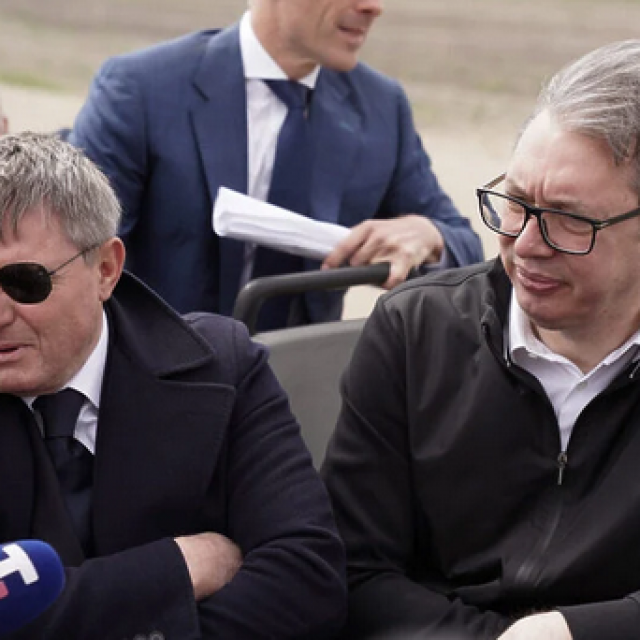 &lt;p&gt;Piksi Stojković i Aleksandar Vučić u autobusu otvorenog tipa, iza Siniša Mali provjerava visinu blata&lt;/p&gt;