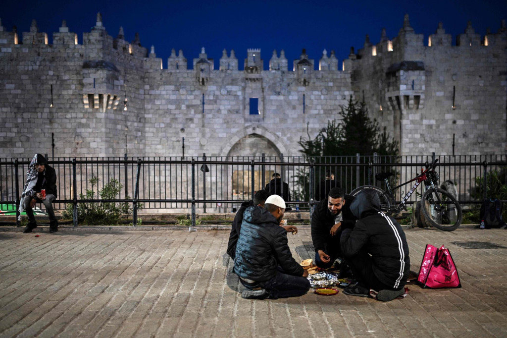 &lt;p&gt;Pogleda na zidine starog grada Jeruzalema, i Palestince koji počinju večernji objed tijekom Ramazana&lt;/p&gt;