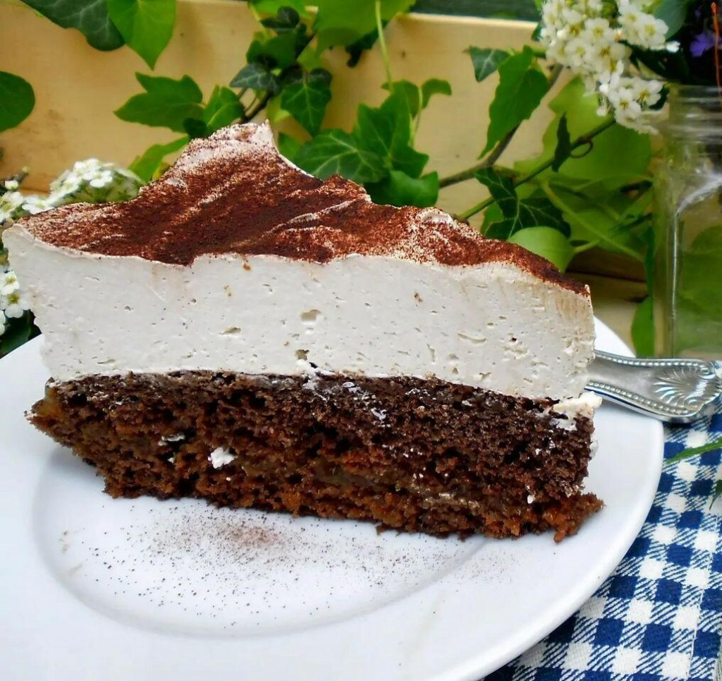 &lt;p&gt;Torta od čokolade i kave s bogatim slojem aromatiziranog tučenog slatkog vrhnja desert je za pet&lt;/p&gt;