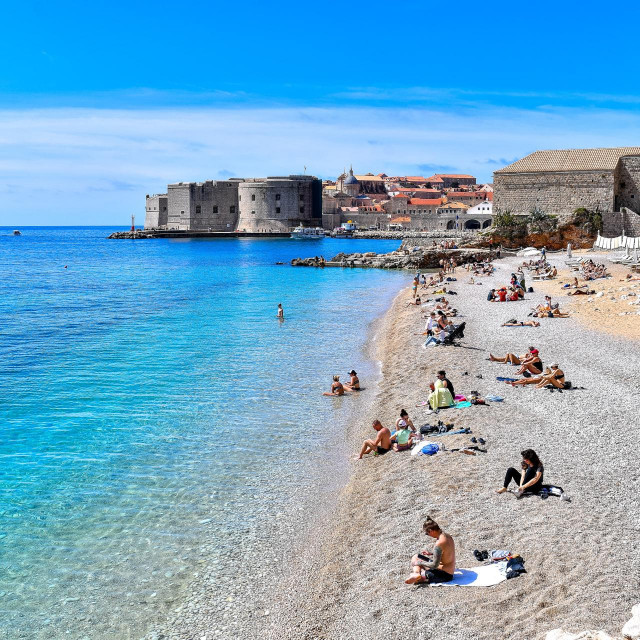 &lt;p&gt;Dubrovnik, 060424. Kupaci na dubrovackoj plazi Banje.