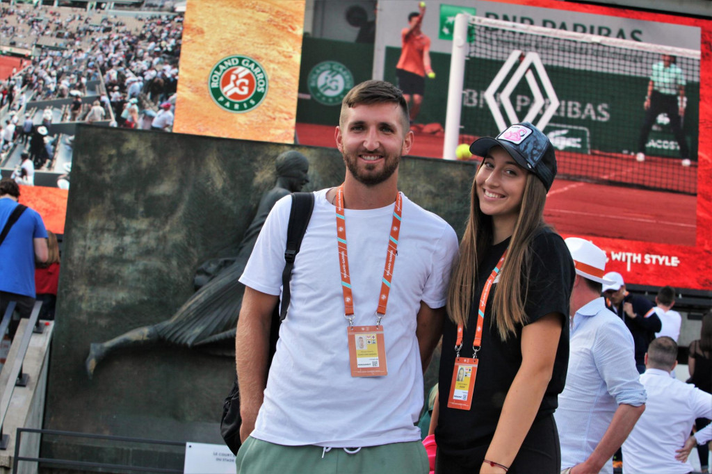 &lt;p&gt;Trener Damjan Peterlin i Lucija Ćirić Bagarić u Roland Garrosu 2022. godine, taj je Dubrovkinja igrala juniorski turnir&lt;/p&gt;