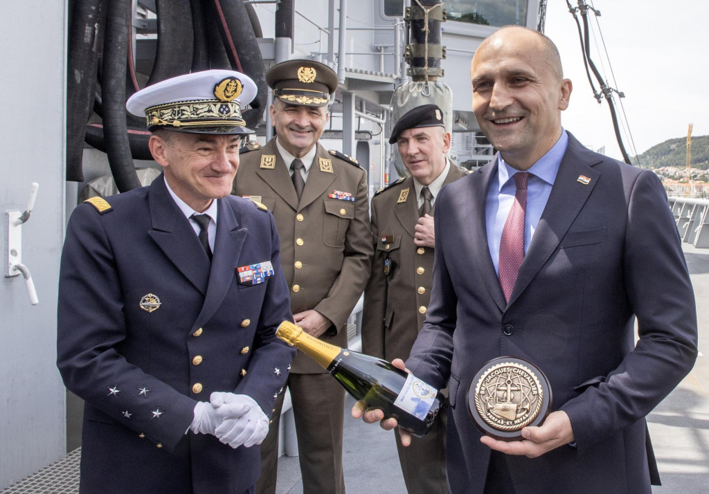 &lt;p&gt;Ministar obrane Ivan Anušić, zapovjednik broda Pierre Ginefri i viceadmiral Gilles Boidevezi&lt;br&gt;
 &lt;/p&gt;