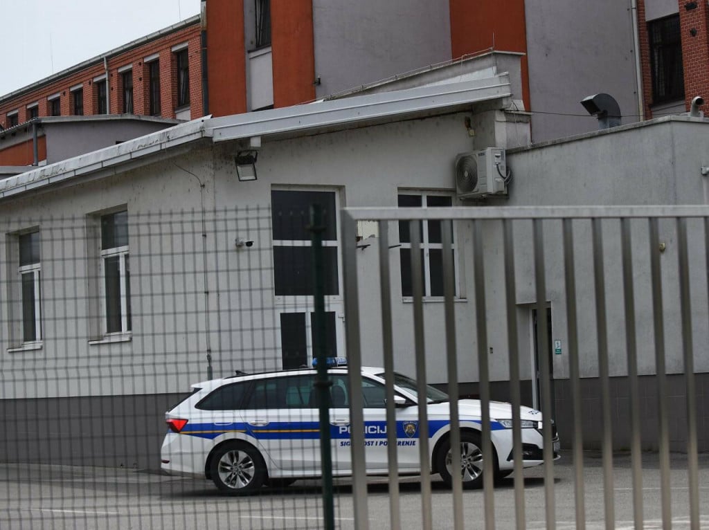 &lt;p&gt;Policijsko vozilo u krugu tvornice oružja HS Produkt u Karlovcu&lt;/p&gt;