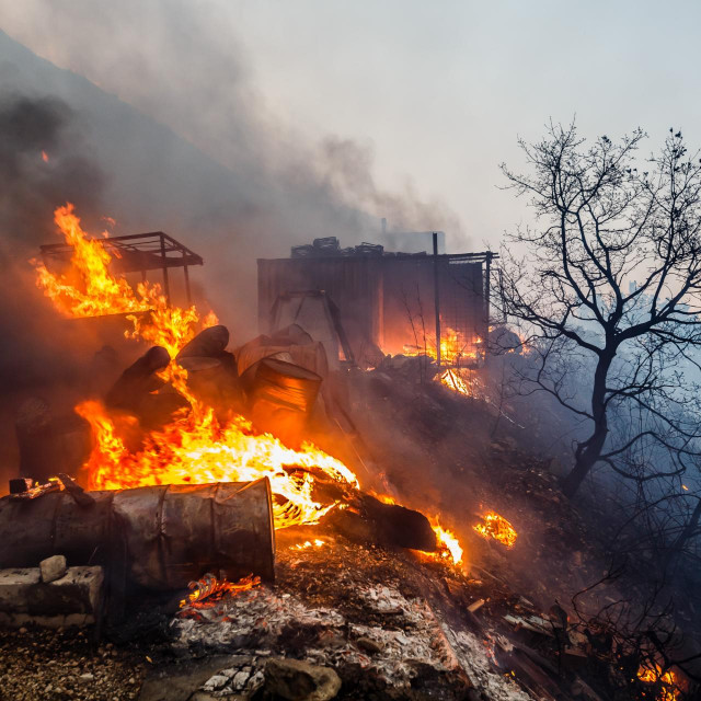 &lt;p&gt;Detalj s požarišta u Sitnom Donjem 17. srpnja 2017. godine. Oko jedan sat u mjestu Tugare buknuo je veliki šumski požar koji se brzo proširio gustom borovom šumom i ugrozio kuće, te su izgorjeli neki pomoćni objekti i izgorjeli.&lt;/p&gt;