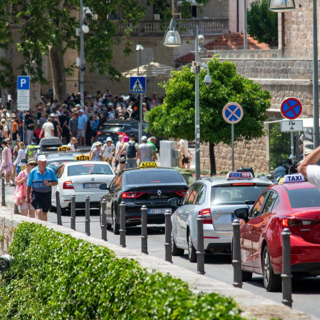 &lt;p&gt;DV&lt;br&gt;
Dubrovnik, 210623.&lt;br&gt;
Taxi vozila u guzvi na dubrovackim prometnicama.&lt;br&gt;