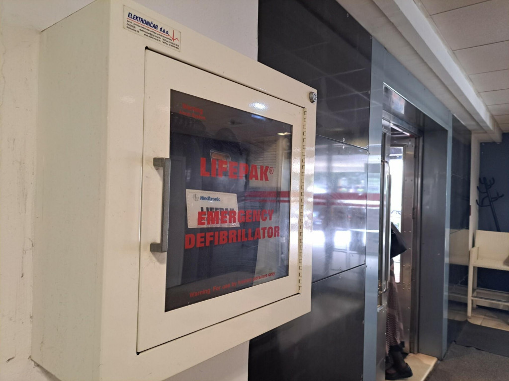 &lt;p&gt;Automatski defibrilator u prizemlju Raifeissen centra u Dubrovniku&lt;/p&gt;