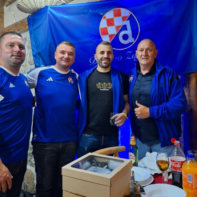 &lt;p&gt;Navijači zagrebačkog kluba iz Imotske krajine okupili su se u Ričicama ‘Plava noć‘&lt;/p&gt;
