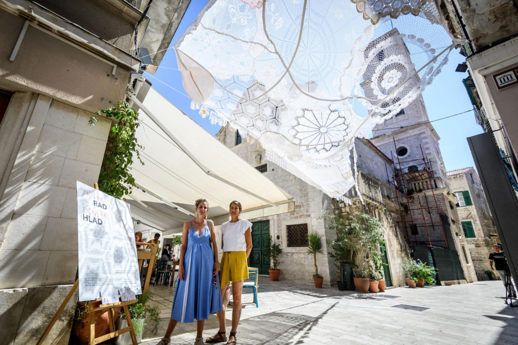 &lt;p&gt; Maja Šintić i Tijana MihailoviĆ iz udruge ŠUM postavile su lani umjetničku instalaciju Ženski rad, dobar hlad iznad šibenskih ulica&lt;/p&gt;