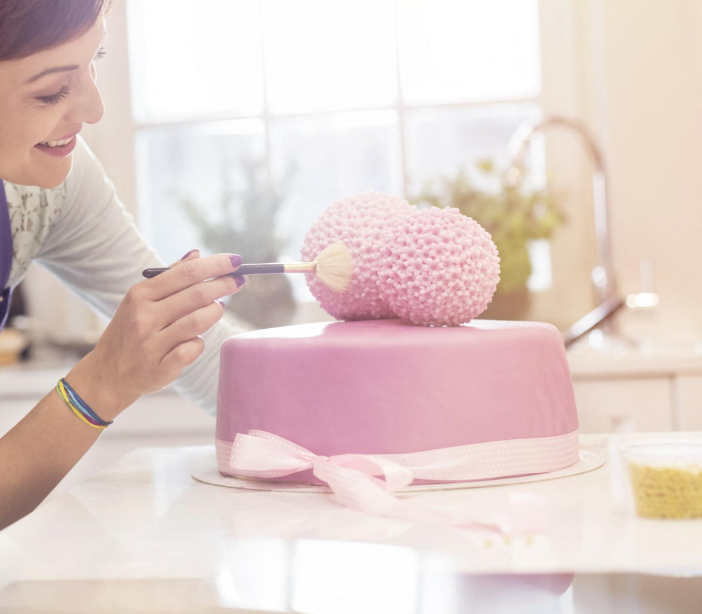 &lt;p&gt;Najljepše i najukusnije dekoracije za torte i kolače možete napraviti od čokolade za modeliranje&lt;/p&gt;