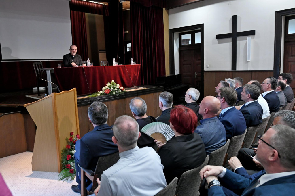 &lt;p&gt;Jeruzalemsko latinski patrijarh kardinal Pierbattista Pizzaballa održao je lani predavanje na KBF-u&lt;br&gt;
&lt;br&gt;
 &lt;/p&gt;