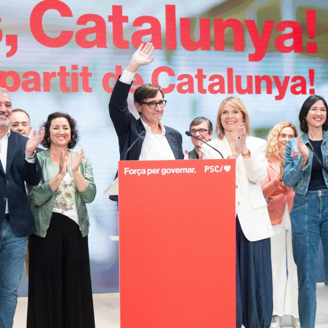 &lt;p&gt;Kandidat Socijalističke partije Katalonije (PSC) i bivši španjolski ministar zdravstva Salvador Illa pozdravlja nakon pobjede na katalonskim izborima u sjedištu stranke u Barceloni&lt;/p&gt;
