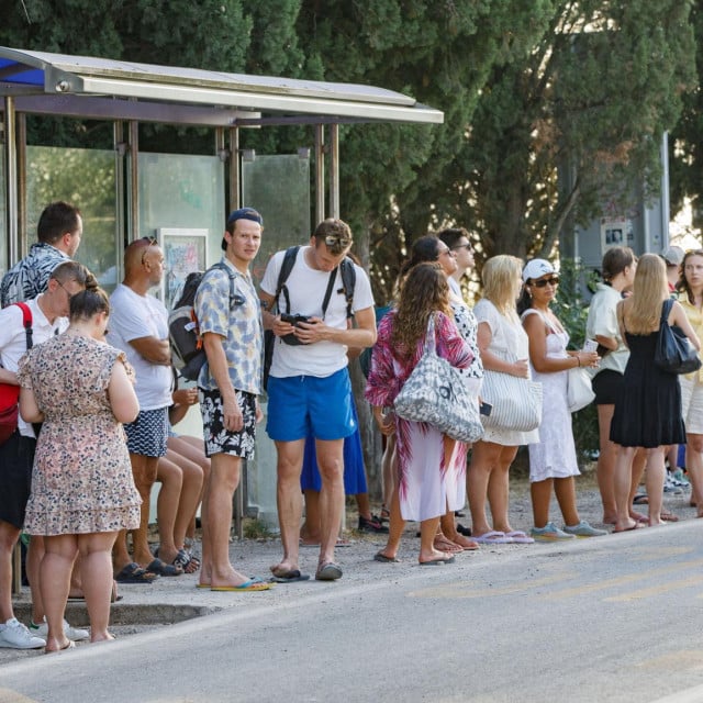 &lt;p&gt;Ovako to izgleda na neprikladnoj autobusnoj stanici na Kašjunima u sezoni kupanja&lt;/p&gt;