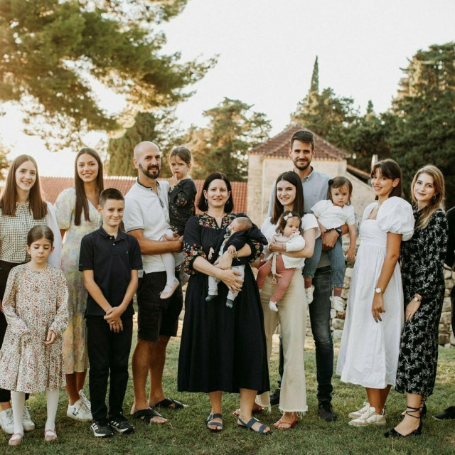 &lt;p&gt;Fotografija 1: Obitelj Dužević sa zetovima i nećacima&lt;/p&gt;
