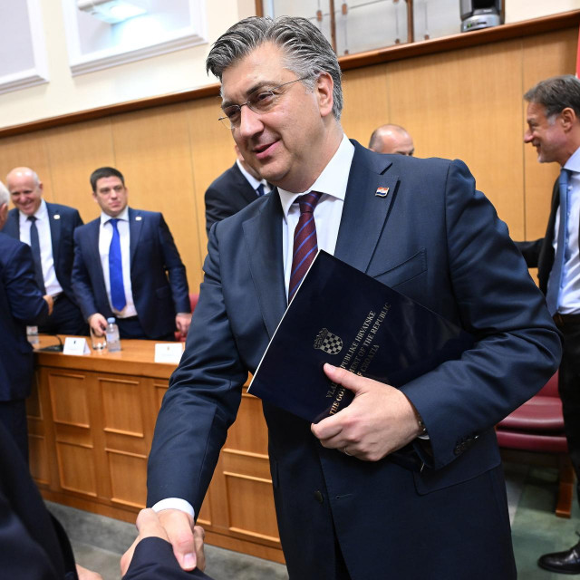 &lt;p&gt;Svi dobre volje: Andrej Plenković rukuje se s Antom Sanaderom, u pozadini desno Gordan Jandroković&lt;br&gt;
 &lt;/p&gt;