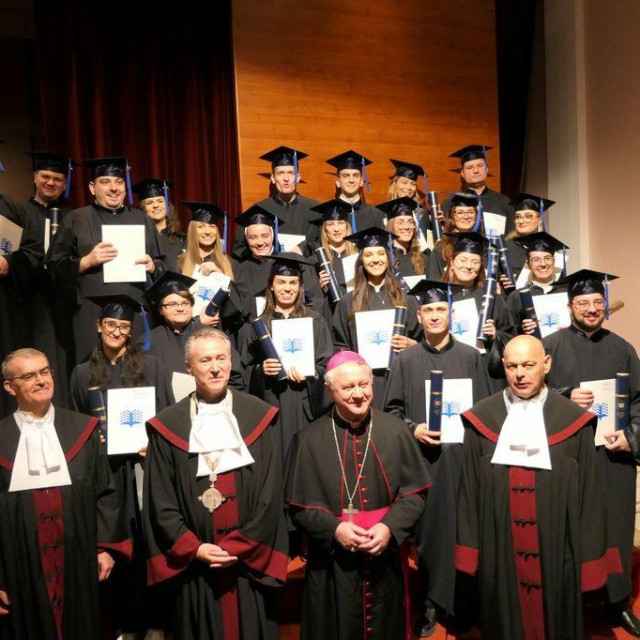 &lt;p&gt;Nadbiskup Križić s upravom KBF-a i nagrađenim studentima&lt;/p&gt;
