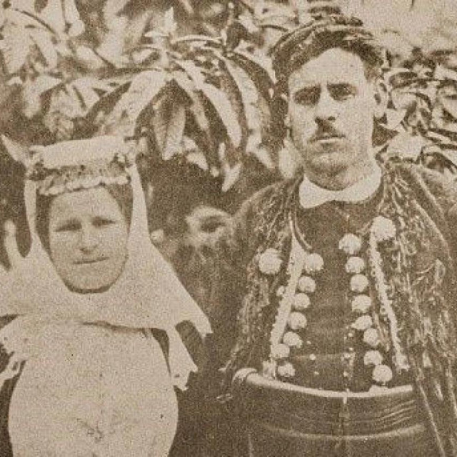&lt;p&gt;Petar i Marija Smajić, snimljeni pred Petrovu prvu izložbu u Salonu Galić 1934.&lt;/p&gt;