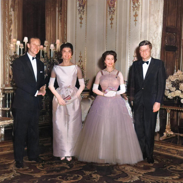 &lt;p&gt;Predjednik John F. Kennedy i njegova supruga Jackie s britanskom kraljicom Elizabetom II. i njezinom suprugom, princom Philipom, u Buckinghamskoj palači tijekom posjeta američkog predsjedničkog para 1961. godine&lt;/p&gt;