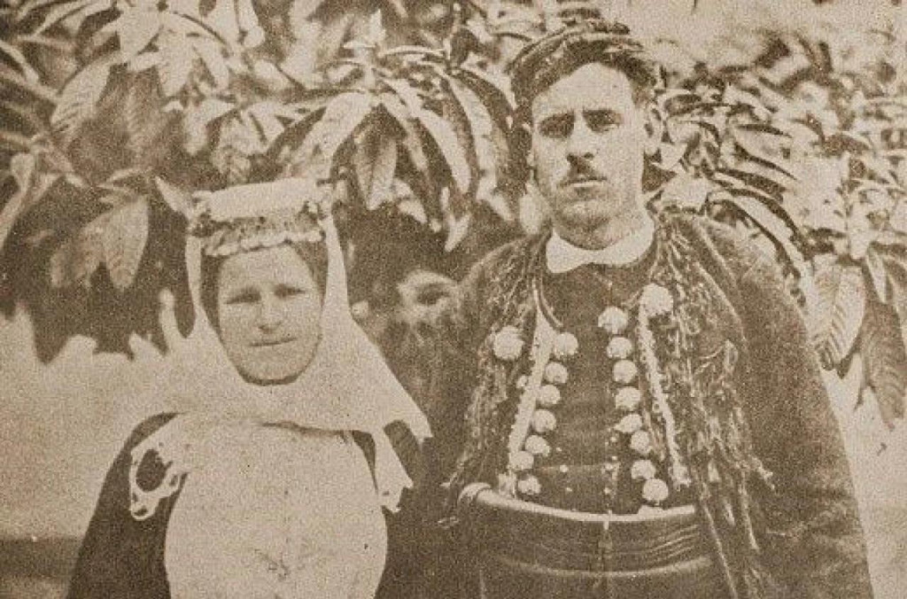 &lt;p&gt;Petar i Marija Smajić, snimljeni pred Petrovu prvu izložbu u Salonu Galić 1934.&lt;/p&gt;