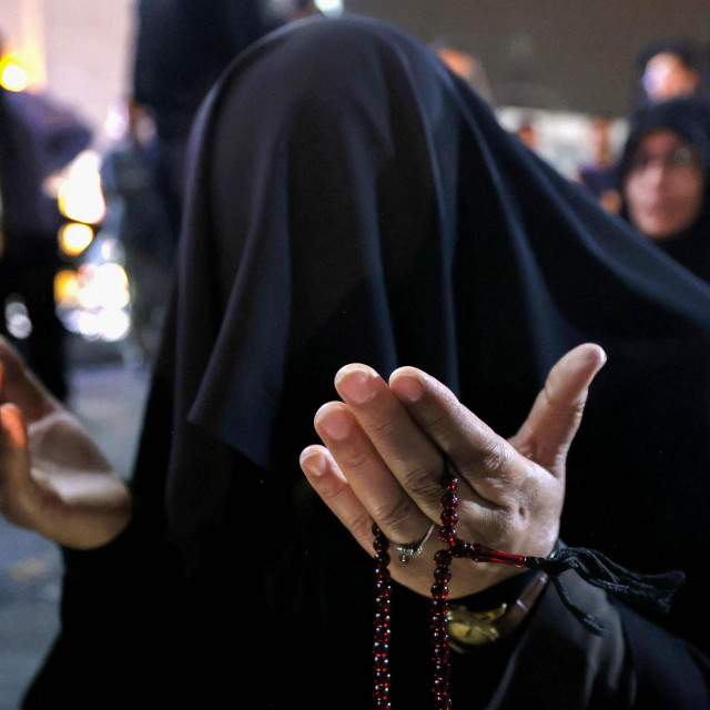 &lt;p&gt;Iranka moli na ulici za život svog predsjednika&lt;/p&gt;