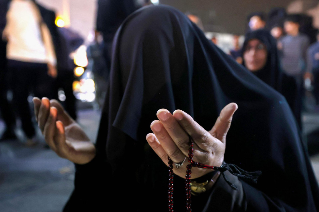 &lt;p&gt;Iranka moli na ulici za život svog predsjednika&lt;/p&gt;