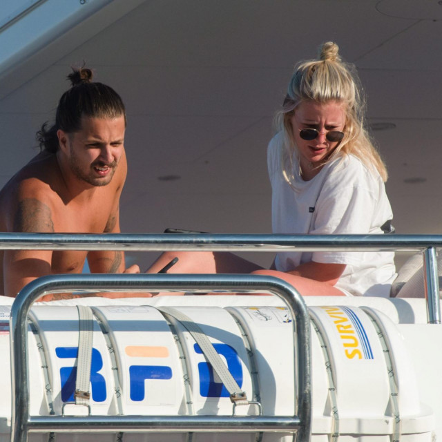 &lt;p&gt;Liam Stewart s djevojkom Nicole Artukovich na jahti kojom su s njegovom obitelji krstarili uz hrvatsku obalu u srpnju 2020. godine&lt;/p&gt;