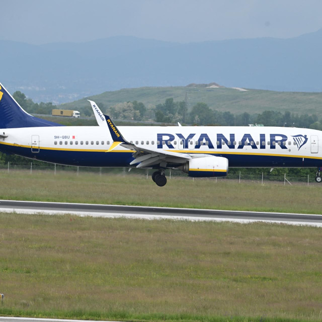 &lt;p&gt;Velika Gorica, 250424.&lt;br&gt;
Medjunarodna zracna luka Dr. Franjo Tudjman, Pleso.&lt;br&gt;
Svecani docek prve skupine visenamjenskih borbenih aviona Rafale u Hrvatsku.&lt;br&gt;
Na fotografiji: avion Ryanaira.&lt;br&gt;