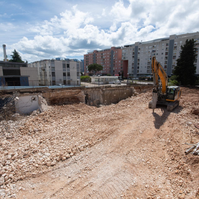 &lt;p&gt;Zaustavljeni su radovi na izgradnji stambeno-poslovne zgrade u Teslinoj ulici&lt;br&gt;
 &lt;/p&gt;