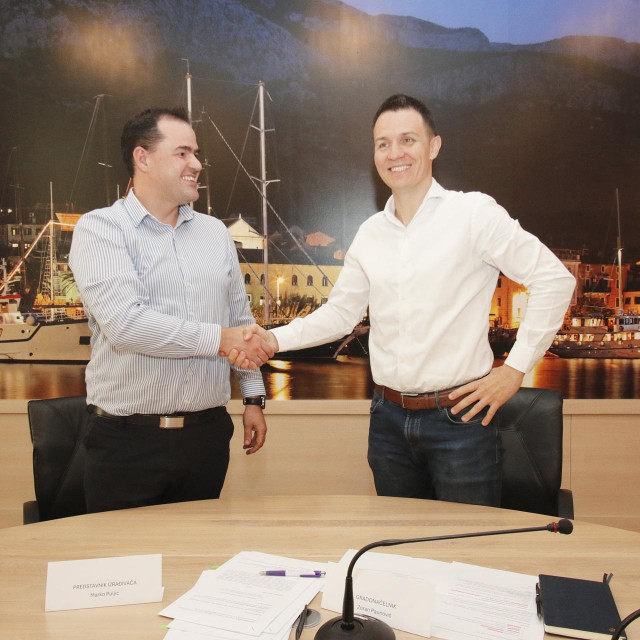 &lt;p&gt;Predstavnik izvođača Marko Puljić i gradonačelnik Zoran Paunović nakon potpisivanja ugovora&lt;/p&gt;