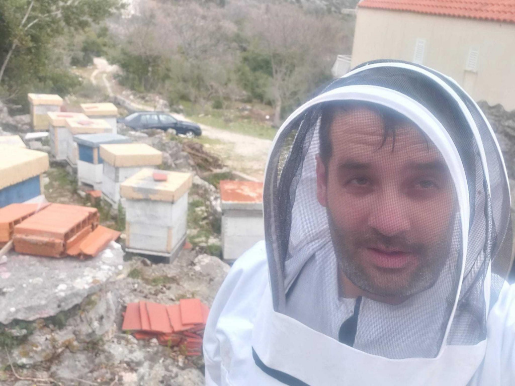 &lt;p&gt;Nikša Grljević u slobodno vrijeme bavi se pčelarstvom&lt;/p&gt;