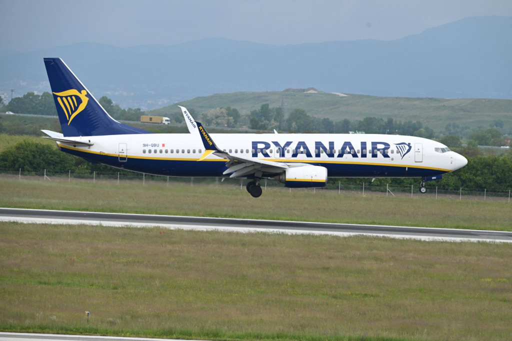 &lt;p&gt;Velika Gorica, 250424.&lt;br&gt;
Medjunarodna zracna luka Dr. Franjo Tudjman, Pleso.&lt;br&gt;
Svecani docek prve skupine visenamjenskih borbenih aviona Rafale u Hrvatsku.&lt;br&gt;
Na fotografiji: avion Ryanaira.&lt;br&gt;