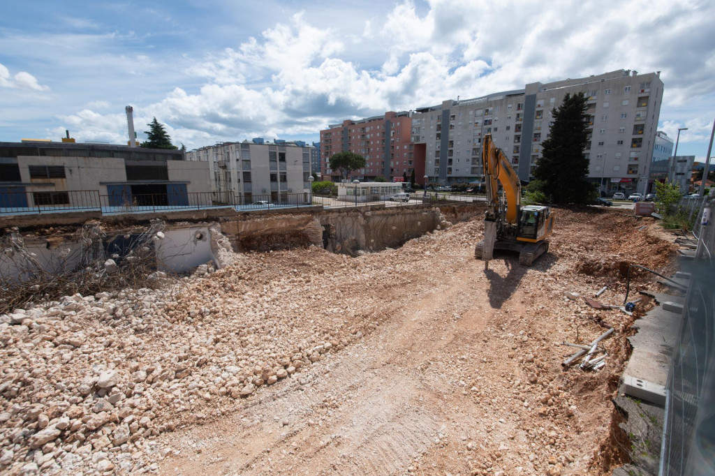 &lt;p&gt;Zaustavljeni su radovi na izgradnji stambeno-poslovne zgrade u Teslinoj ulici&lt;br&gt;
 &lt;/p&gt;