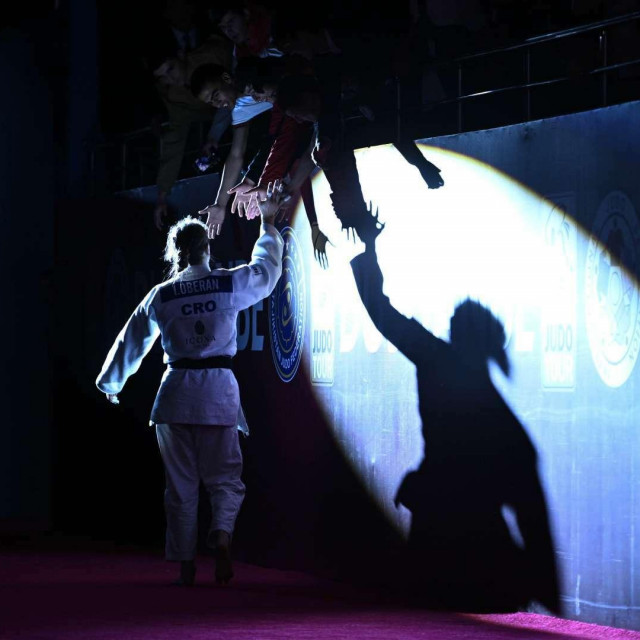 &lt;p&gt;Iva Oberan nakon osvajanja bronce na Grand Slamu u Dushanbeu prima čestitke gledatelja&lt;/p&gt;