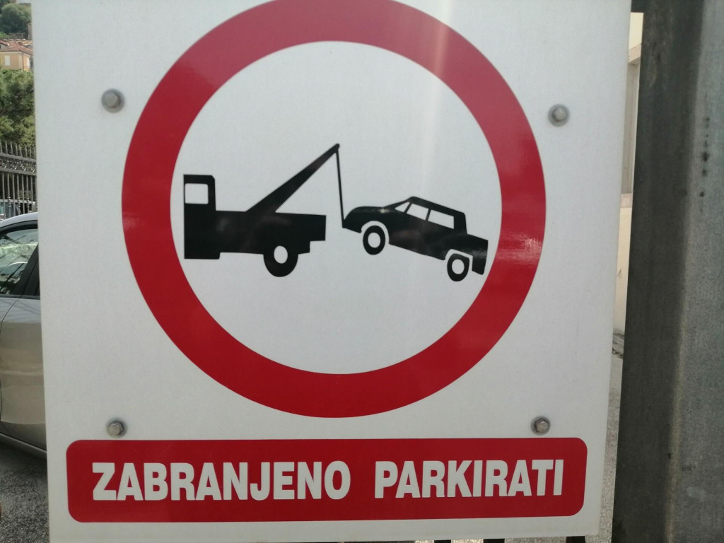 &lt;p&gt;Tabla koja označava zabranjeno parkiranje ponekad ništa ne znači pojedincima&lt;/p&gt;