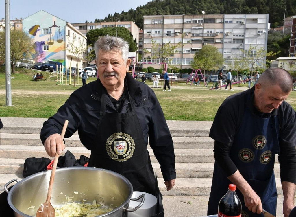 &lt;p&gt;Na gradskim manifestacijama Joze Tomašević priprema hranu i kuha besplatno, s vlastitom opremom, koju sam pere i održava&lt;/p&gt;