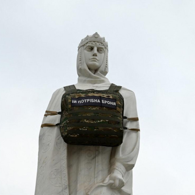 &lt;p&gt;Spomenik princezi Olgi u Kijevu nosi pancirku: ‘ona treba oklop‘&lt;/p&gt;
