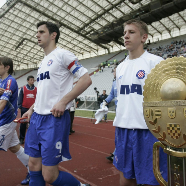 &lt;p&gt;Uzvratna utakmica finala nogometnog kupa Hrvatske na stadionu Poljud između Hajduka i Dinama 2008. godine, kapetani Luka Modrić i Nikola Kalinić izlaze na teren.&lt;/p&gt;